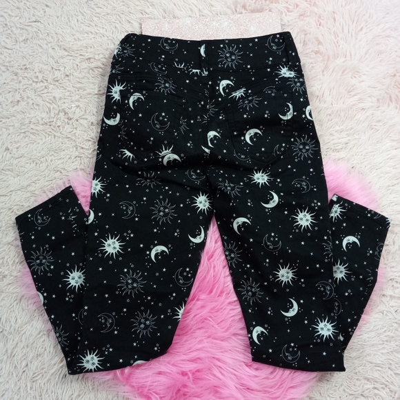 SOLD Hot topic sun moon star celestial mall goth hi-rise Skinny jeans! Like new - Picture 5 of 5